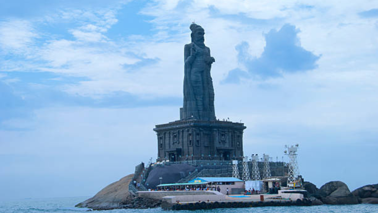 थिरुवल्लुवर पुतळा Thiruvalluvar Statues हा कन्याकुमारीच्या सर्वोत्कृष्ट पर्यटन स्थळांपैकी एक आहे  तमिळ साहित्यातील सर्वोत्कृष्ट कलाकृतींपैकी एक तिरुक्कुलचे लेखक तिरुवल्लुवर यांचा हा पुतळा आहे