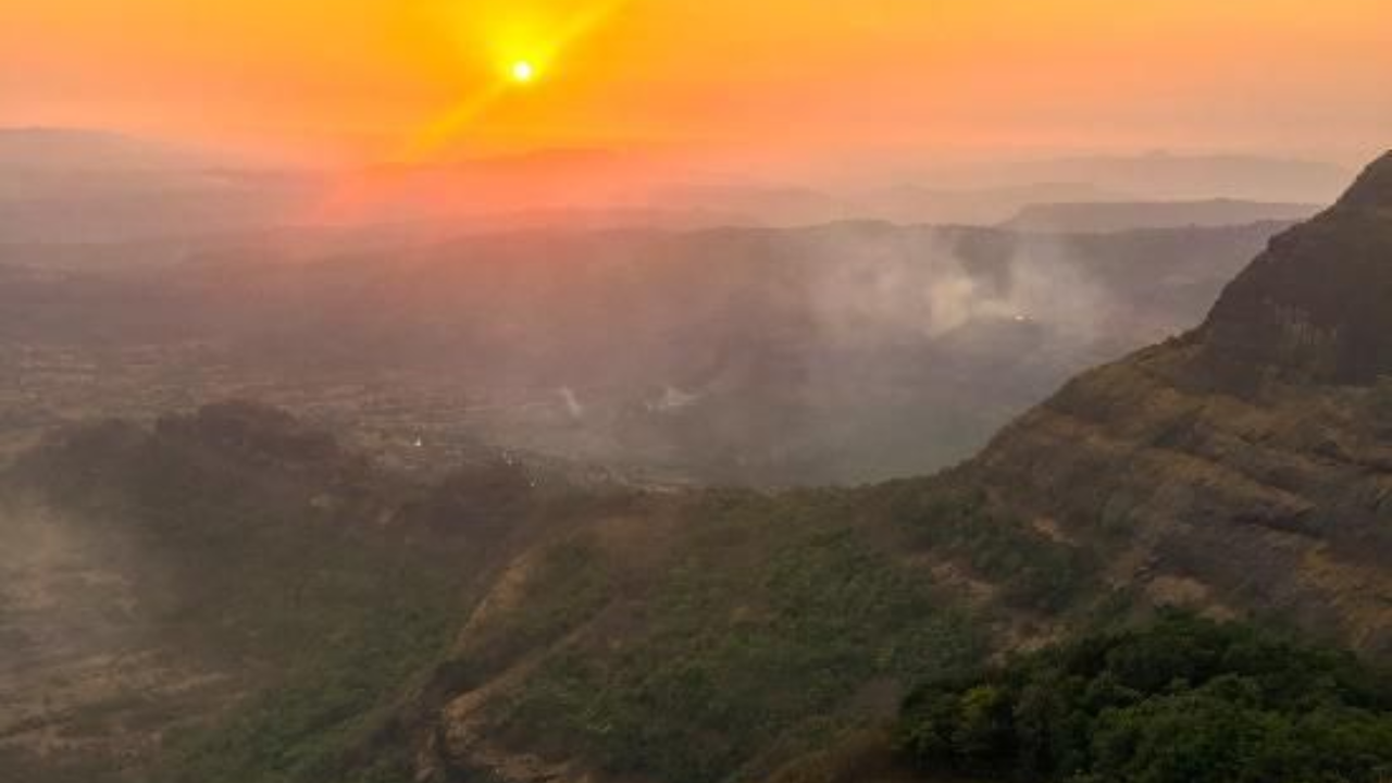 सह्याद्रीच्या पर्वतरांगांनी वेढलेले सुंदर शहर