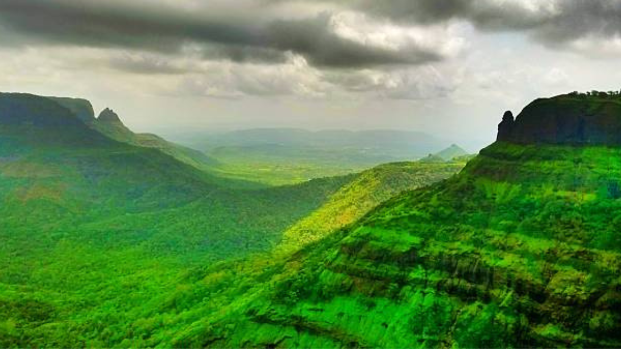 महाराष्ट्रात अनेक थंड हवेची ठिकाणे आहेत ज्यामध्ये खंडाळा पाचगणी महाबळेश्वर या ठिकाणांचा समावेश होतो पण मुंबई आणि पुण्याच्या जवळ देखील एक ठिकाण आहे ज्याला भारतातील सर्वात लहान थंड हवेचे ठिकाण असे देखील म्हंटले जाते ते ठिकाण म्हणजे माथेरान ऐन उन्हाळ्यातही येथे सुखावणारी थंड हवा आणि गर्द झाडीमुळे मुंबई-पुणे आणि आजूबाजूच्या परिसरातील लोकं इथे फिरायला येत असतात अनेकांना इथे स्वर्गात आल्याचा अनुभव येतो  कुठे आहे हे ठिकाण जाणून घ्या