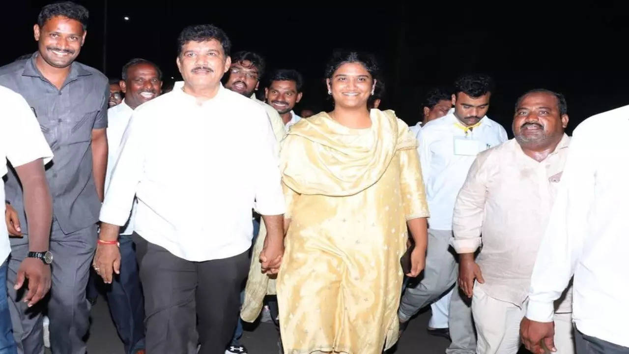 దూసుకెళ్లిన ధూళిపాళ్ల వైదీప్తి