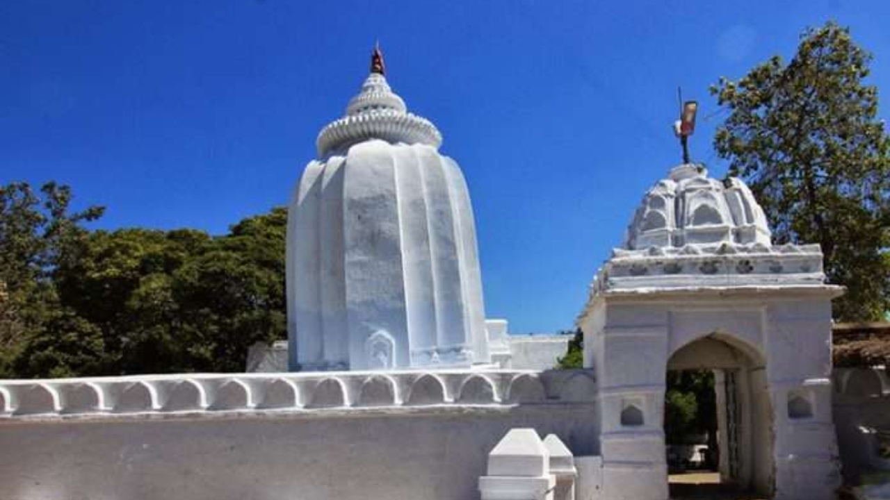 Leaning Temple of Huma India