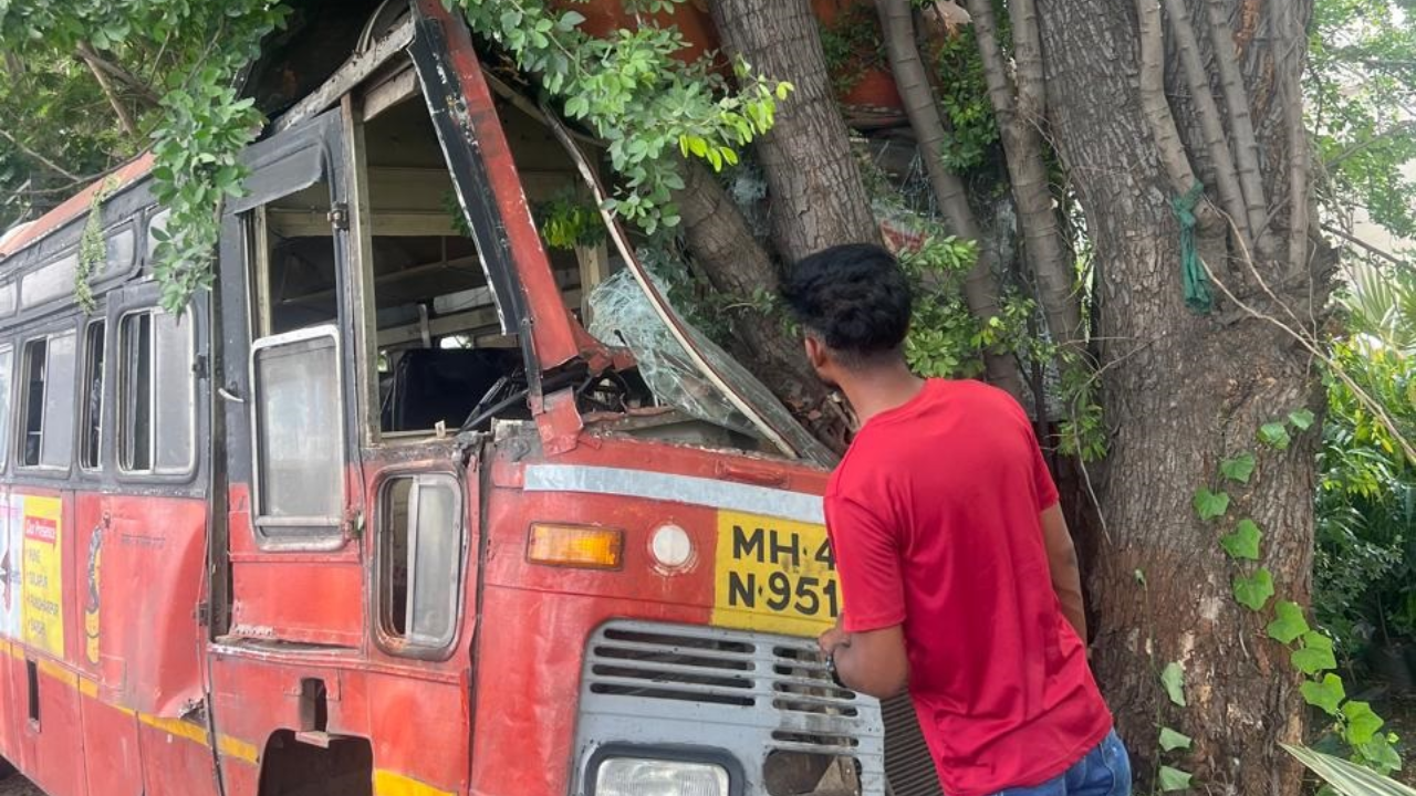 अपघातात 22 प्रवासी जखमी झाले आहेत तर दोघांची प्रकृती गंभीर असल्याची माहिती समोर येत आहे