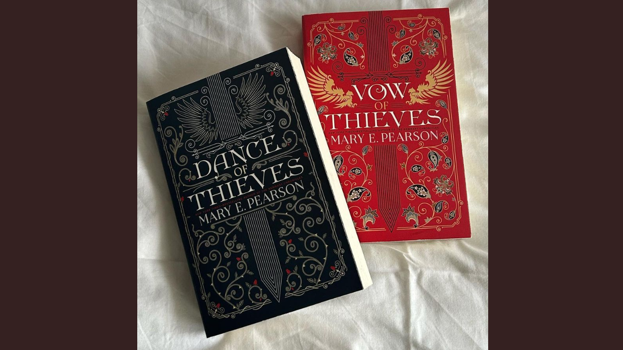 strongDance of Thieves by Mary E Pearsonstrong