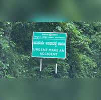 -入口实时观看直播IM电竞金刚视频 Karnataka Highway Sign Reads Urgent Make an Accident