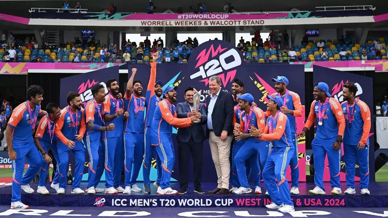 BCCI सचिव जय शाह यांनी त्यांच्या X हँडलवर घोषणा केली ICC पुरुष T20 विश्वचषक 2024 जिंकणाऱ्या टीम इंडियासाठी 125 कोटी रुपयांची बक्षीस रक्कम जाहीर करताना मला आनंद होत आहे असे ते म्हणाले