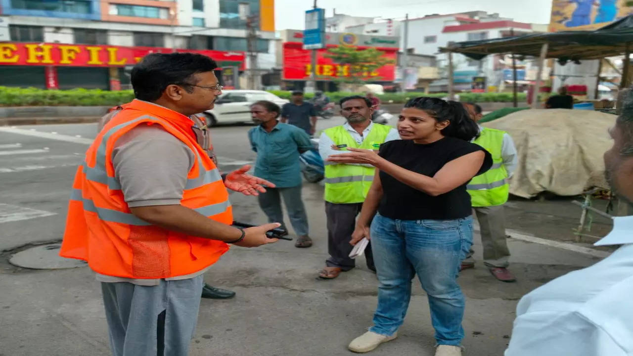 గ్రేటర్లో ఆమ్రపాలి ఆకస్మిక తనిఖీ