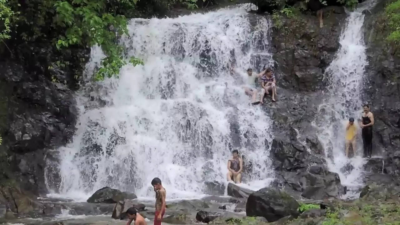 पावसाळ्यात इथे अवतरतो स्वर्ग... कोकणातील राजापूरला आवर्जून द्या भेट ...