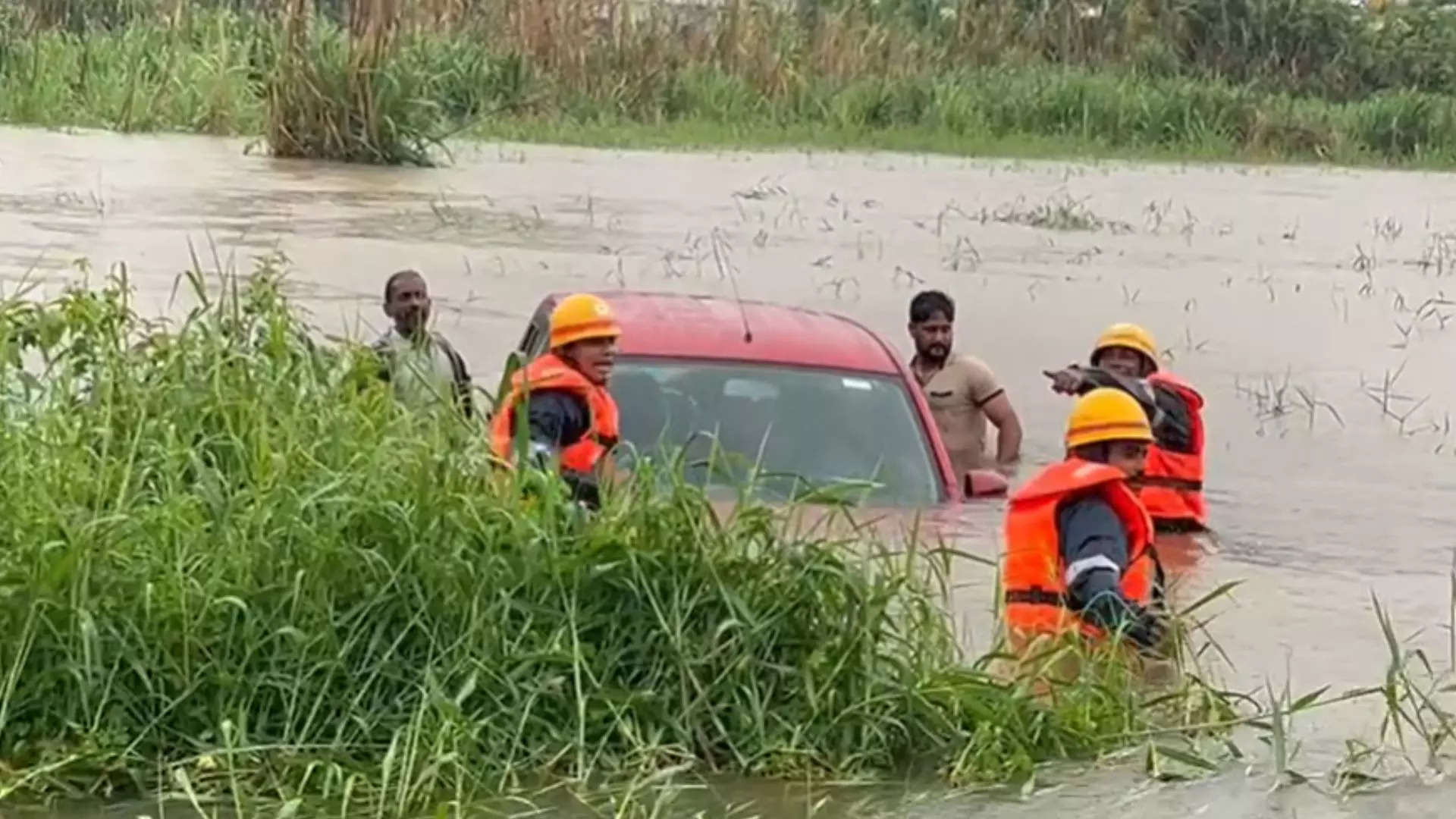 ಗದ್ದೆಯಲ್ಲಿ ಸಿಲುಕಿದ ಕಾರಿನ ರಕ್ಷಣೆ