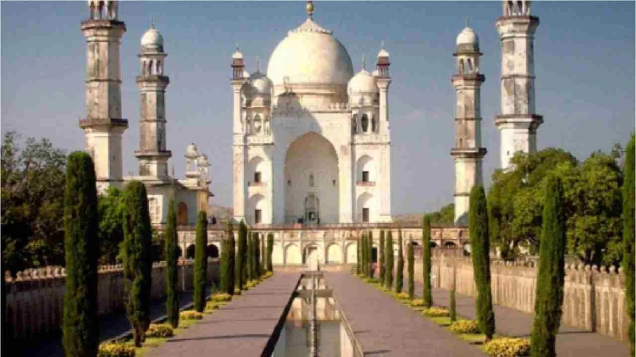 ताजमहाल सारखा दिसणारा बीबी का मकबरा छत्रपती संभाजीनगरमध्ये आहे शाहजहानने आपल्या पत्नीसाठी ज्या प्रकारे आग्रा येथे ताजमहाल बांधला होता ते पाहून औरंगजेबचा मुलाने त्याची आई दिलरस बानो बेगम यांच्या स्मरणार्थ या स्मारकाची निर्मिती केली हे स्थळ बीबी का मकबरा म्हणून ओळखले जाते 