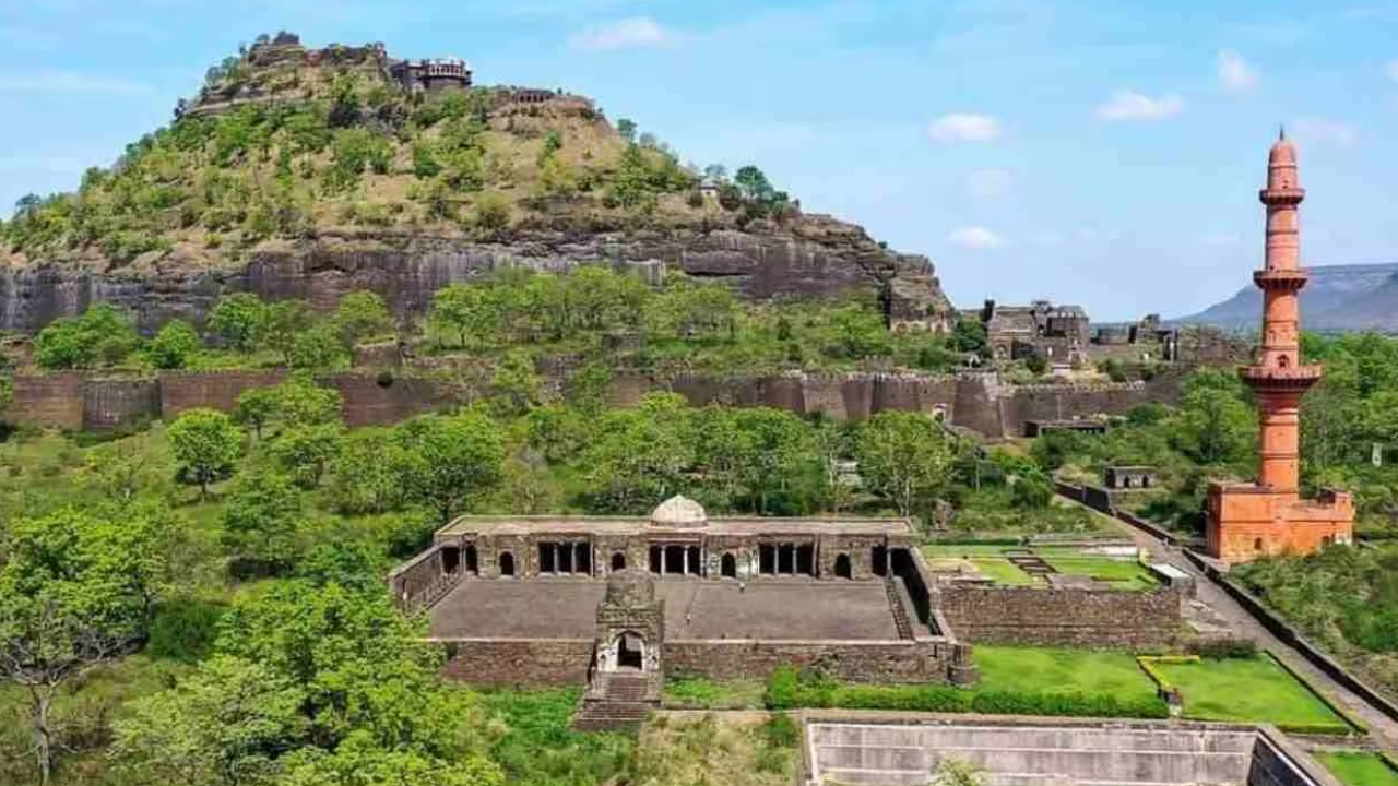 छत्रपती संभाजीनगर जिल्हा पर्यटनासाठी एक सुंदर ठिकाणांपैकी आहे पावसाळ्यात निसर्गाचा आनंद लुटण्यासाठी अनेक पर्यटक या ठिकाणी मोठ्या संख्येने येतात छत्रपती संभाजीनगर जिल्ह्यातील काही महत्त्वाच्या पर्यटनस्थळांविषयी जाणून घेऊया 