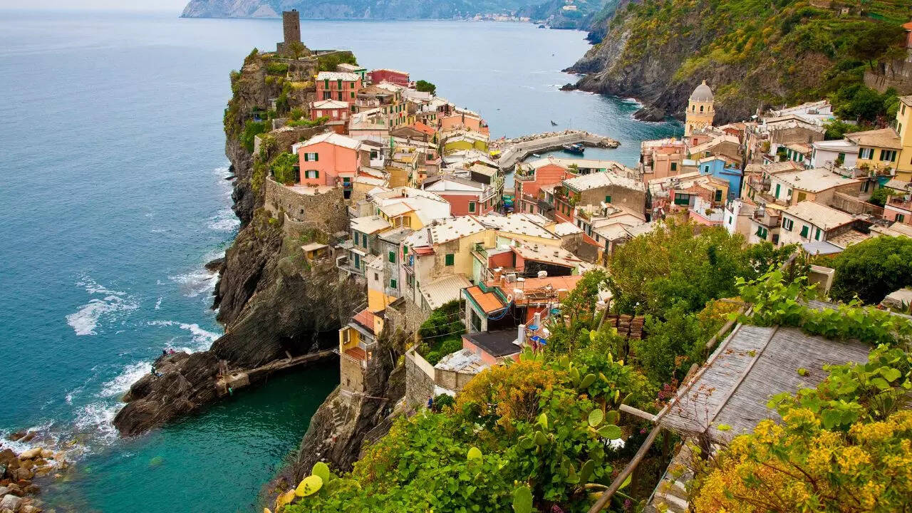 Each visitor must buy a five euro (5 euro) ticket to travel along the Path of Love Credit Canva