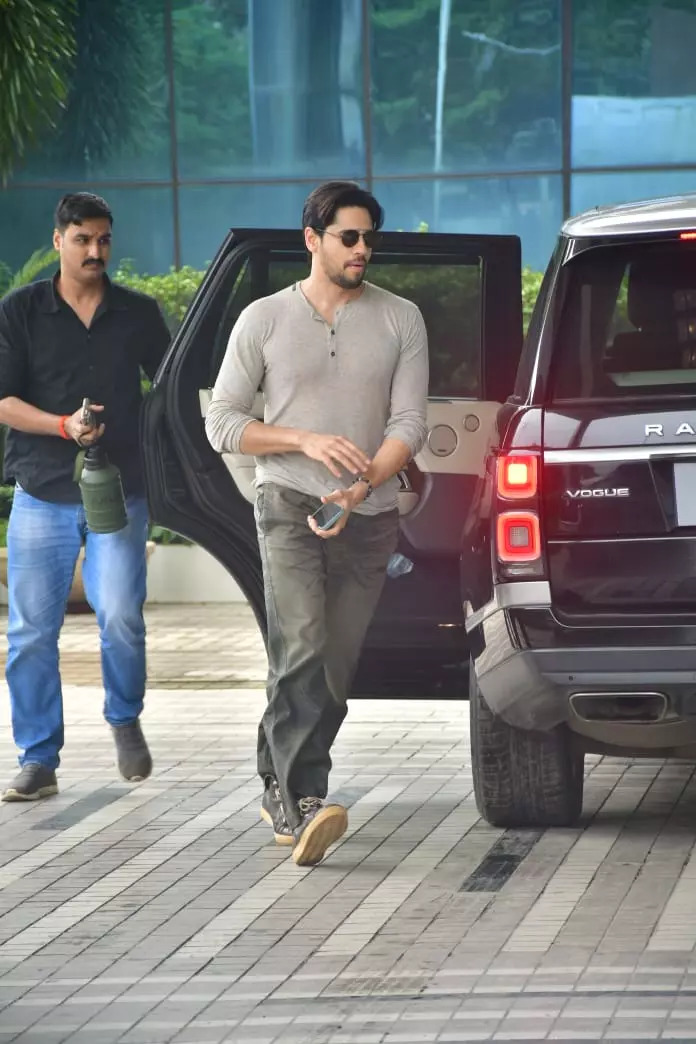 Siddharth Malhotra snapped in Andheri