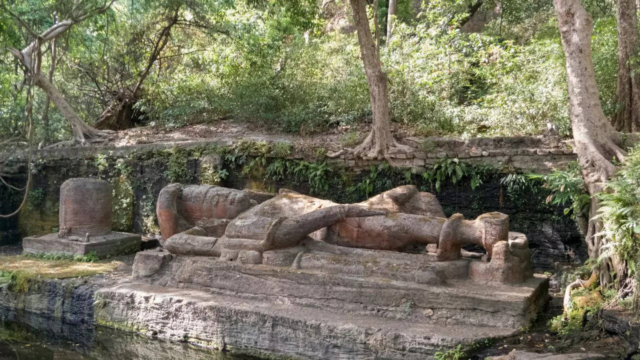 Reclining Vishnu statue at Bandhavgarh Fort, Credit Canva