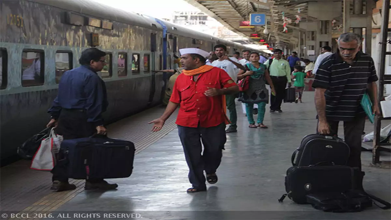 भारतातील सर्वाधिक प्लॅटफॉर्म असलेल्या स्टेशनचं नाव हावडा असे आहे कोलकाता येथील हावडा रेल्वे स्टेशनवर सर्वाधिक प्लॅटफॉर्म आहेत