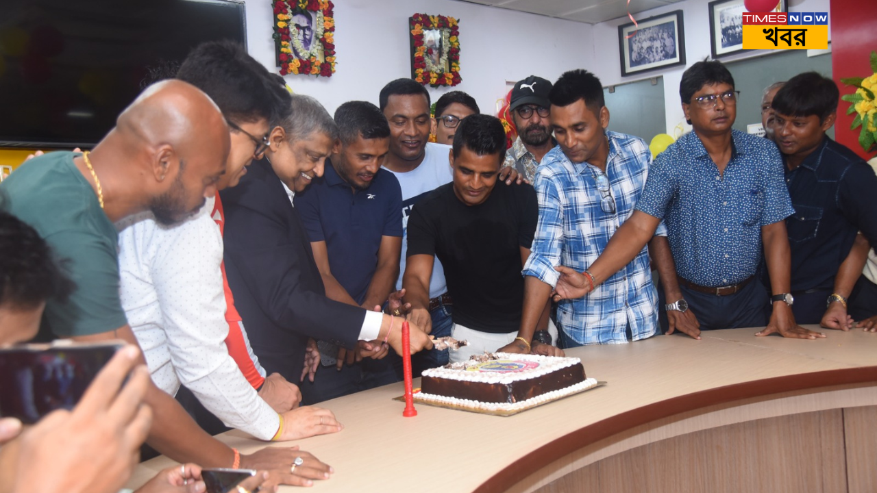 East Bengal Club Foundation Day জন্মদিনের আবহে ইস্টবেঙ্গলে চাঁদের হাট কাটা হল কেক হাজির মেহেতাব থেকে ভাস্কর