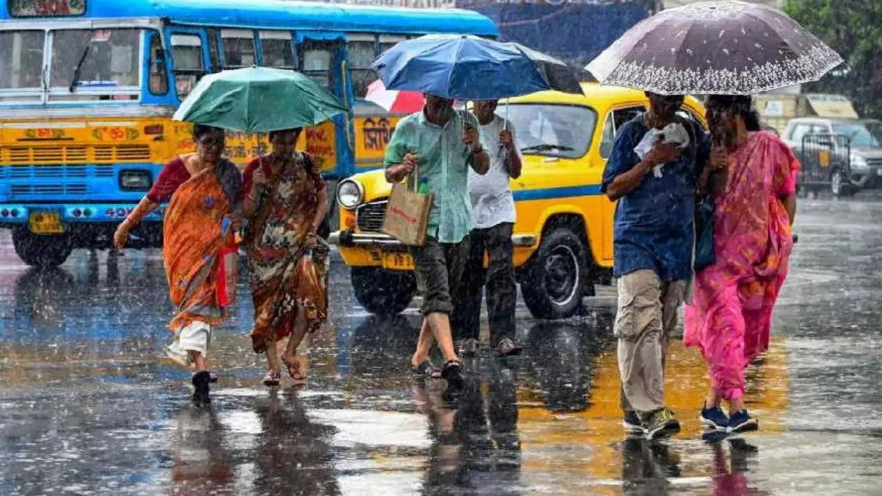 ভোর থেকেই আকাশ কালো করে তুমুল বৃষ্টি! কতক্ষণ চলবে জানুন আপডেট