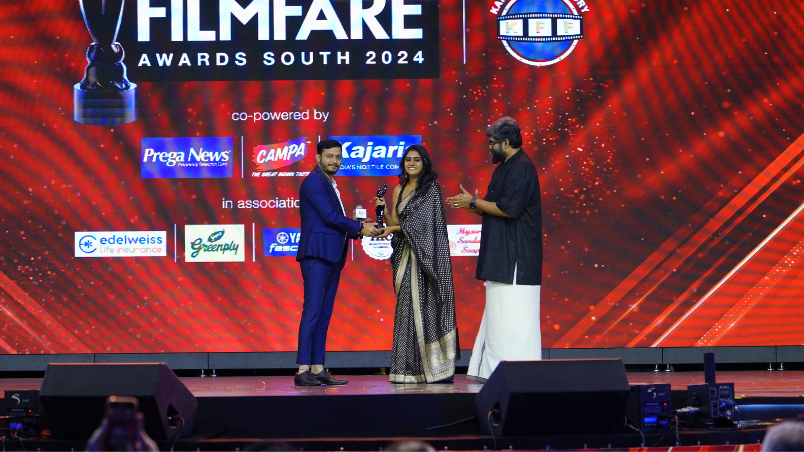 Nimisha Sajayan Takes Home Best Actor Female Trophy Tamil For Chithha