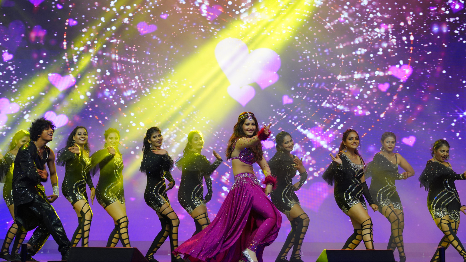 Raashii Khanna Set the 69th SOBHA Filmfare Awards South 2024 Stage On Fire