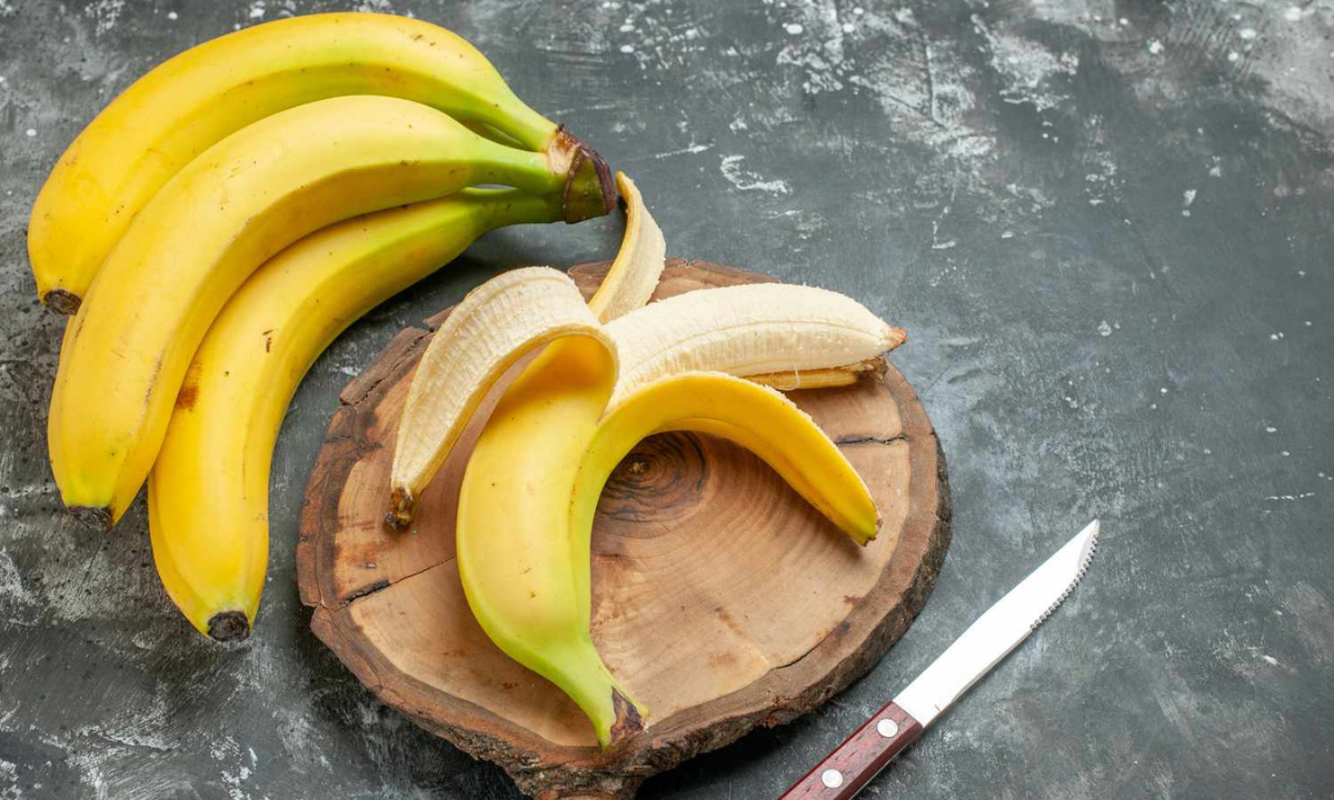 Banana Benefits केळी नैसर्गिकरित्या चरबी कोलेस्टेरॉल आणि सोडियम मुक्त असते त्यामुळे आहारात त्याचा समावेश करणे आपल्यासाठी फायदेशीर ठरते फूड क्वालिटी अँड सेफ्टीमध्ये प्रकाशित संशोधनानुसार केळीमध्ये बायोएक्टिव्ह संयुगे कॅरोटीनोईड्स आणि फ्लेव्होनॉइड्स असतात ते आपल्या डोळ्यांच्या आरोग्यासाठी चांगले आहेत आणि हृदयरोगापासून अनेक प्रकारच्या कर्करोगाचा धोका देखील कमी करतात  जाणून घेऊयात केळी नियमित खाण्याचे फायदे 