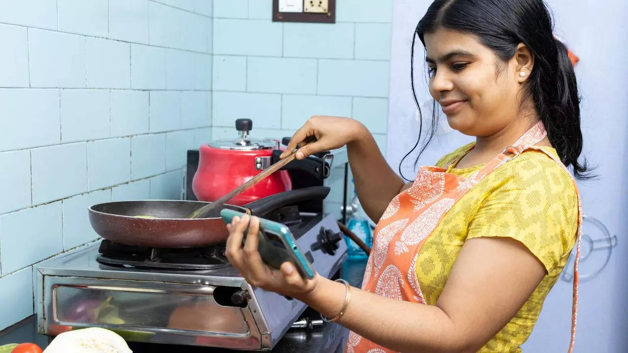 রান্নাঘরে ডাস্টবিন ভুলেও এই দিকে রাখবেন না! বিরাট ক্ষতি কিন্তু নেমে আসবে বাড়িতে