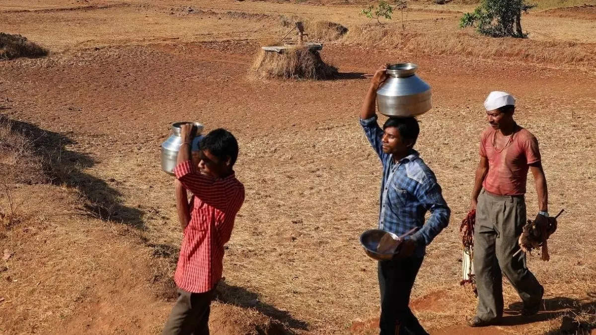 परंतु गावात पूर्वीपासून अशी परिस्थीत नव्हती 80 आणि 90 च्या दशकात पडलेल्या भीषण दुष्काळामुळे गावात अन्न-पाण्याची चणचण भासली होती यामुळे अनेक गावकऱ्यांनी रोजीरोटीच्या शोधात शहरांकडे स्थलांतर केले परिस्थिती इतकी वाईट होती की 1990 मध्ये गावातील 90 कुटुंबे गरीब होती