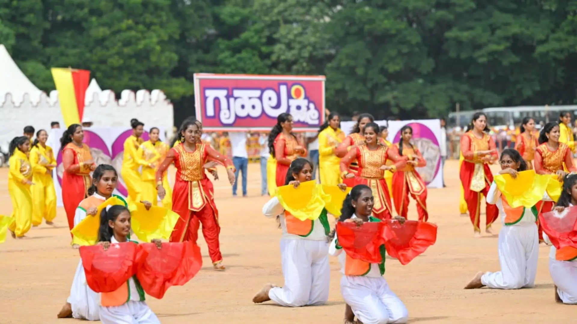 ಗ್ಯಾರಂಟಿಗಳ ಕುರಿತು ನೃತ್ಯ