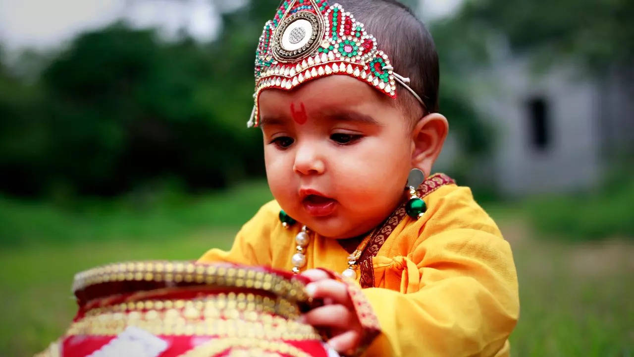 সামনেই জন্মাষ্টমী! কৃষ্ণের সঙ্গে মিলিয়ে সন্তানের জন্য এই নামগুলি রাখুন মিলবে আর্শীবাদ