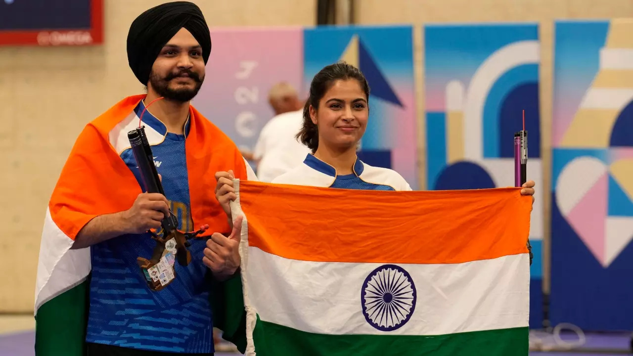 2 Manu Bhaker and Sarabjot Singh Shooting