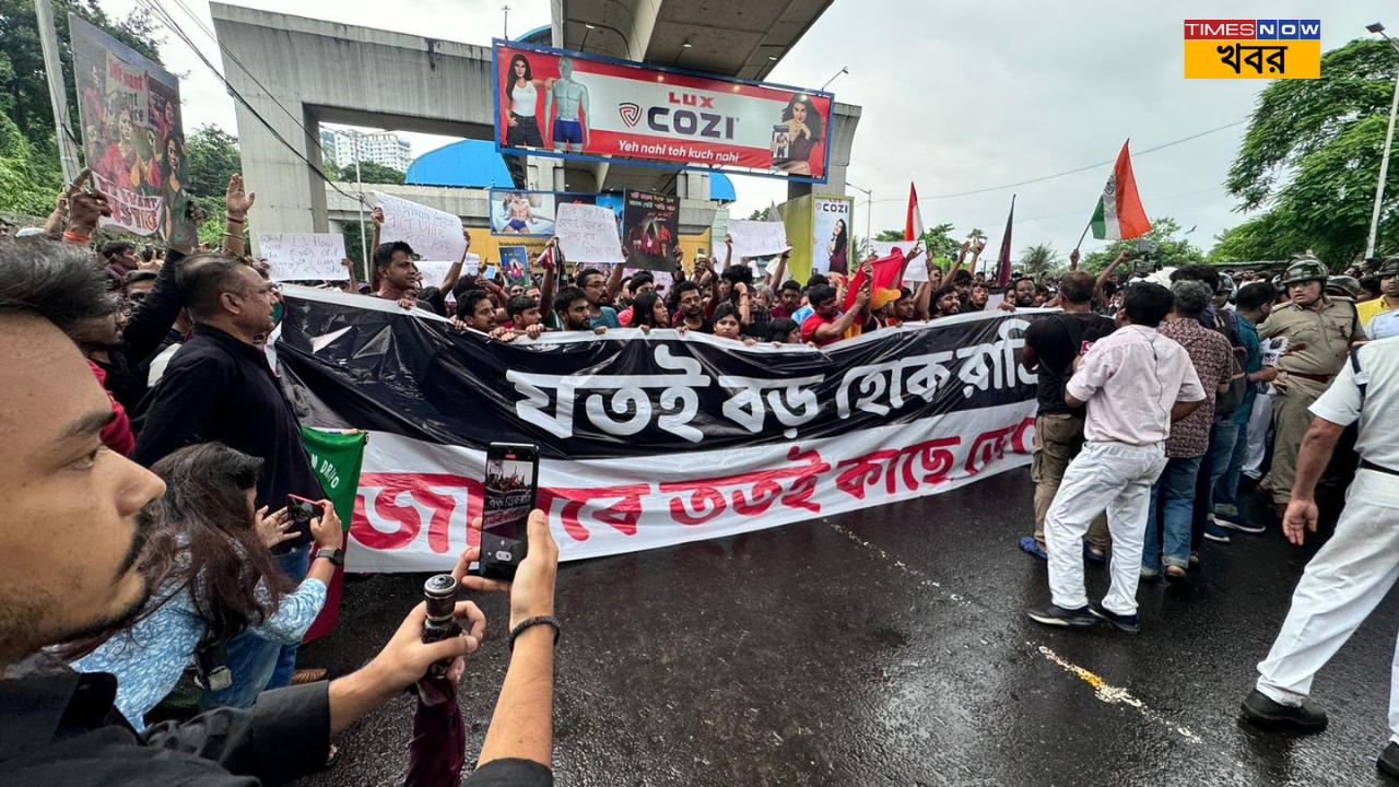 Football Fans Protestমুখ্যমন্ত্রীর পদত্যাগ চাইস্লোগান সমর্থকদের আরজি কর মিলিয়ে দিল তিন প্রধানকে