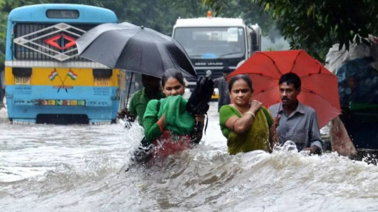 তুমুল বর্ষায় ভাসবে কলকাতা-সহ জেলা! রবিবার থেকে মুষলধারে বৃষ্টির পূর্বাভাস