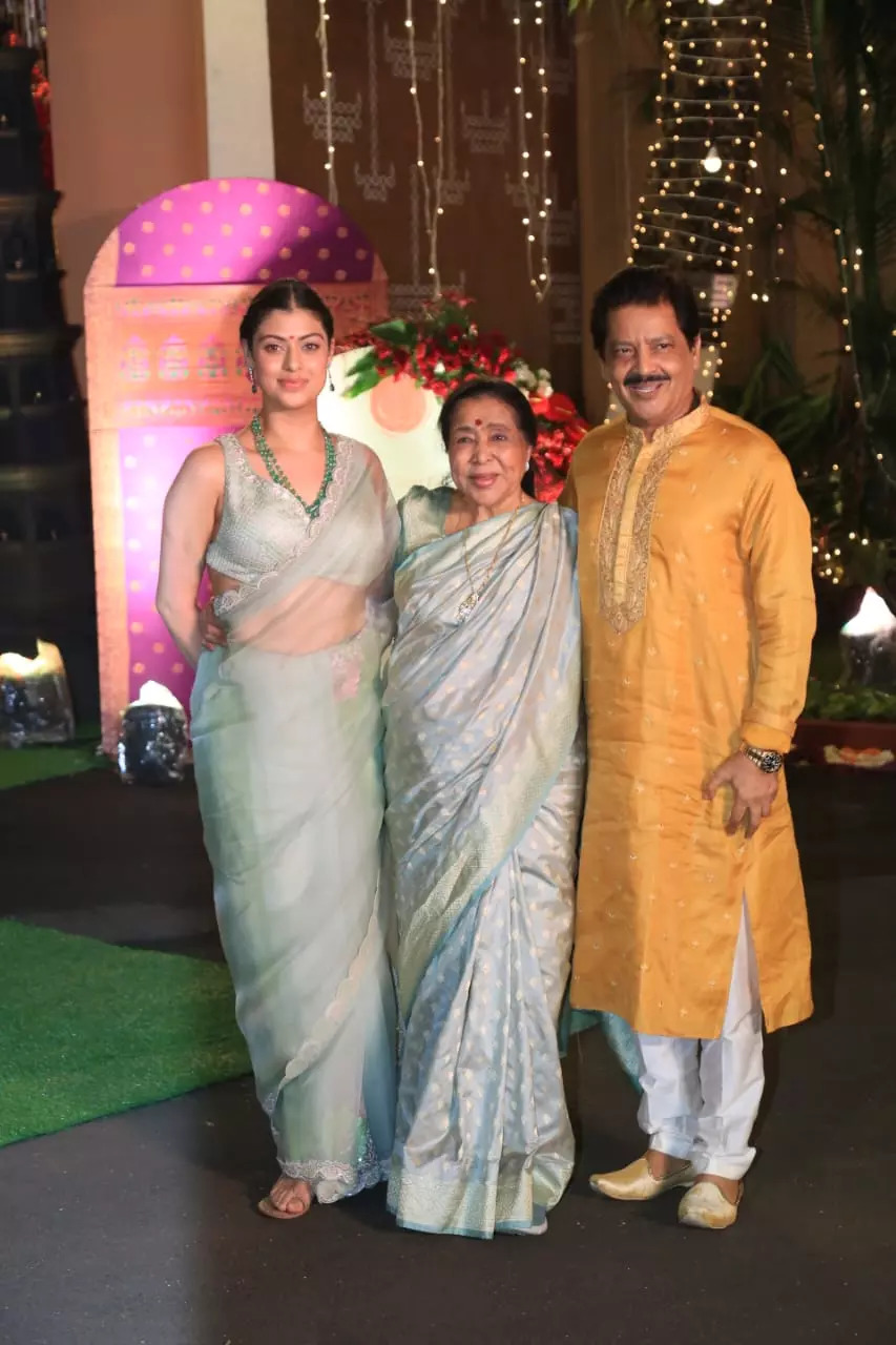 Asha Bhosle Udit Narayan And Zanai Bhosle 