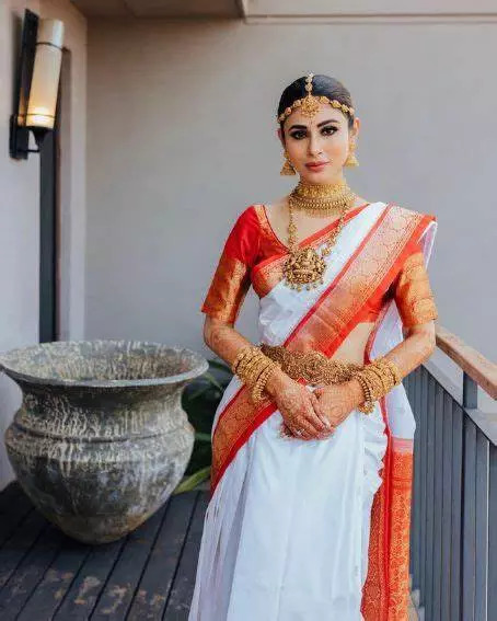 Mouni Roy 