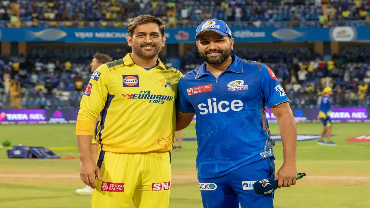 MS Dhoni and Rohit Sharma during an IPL match