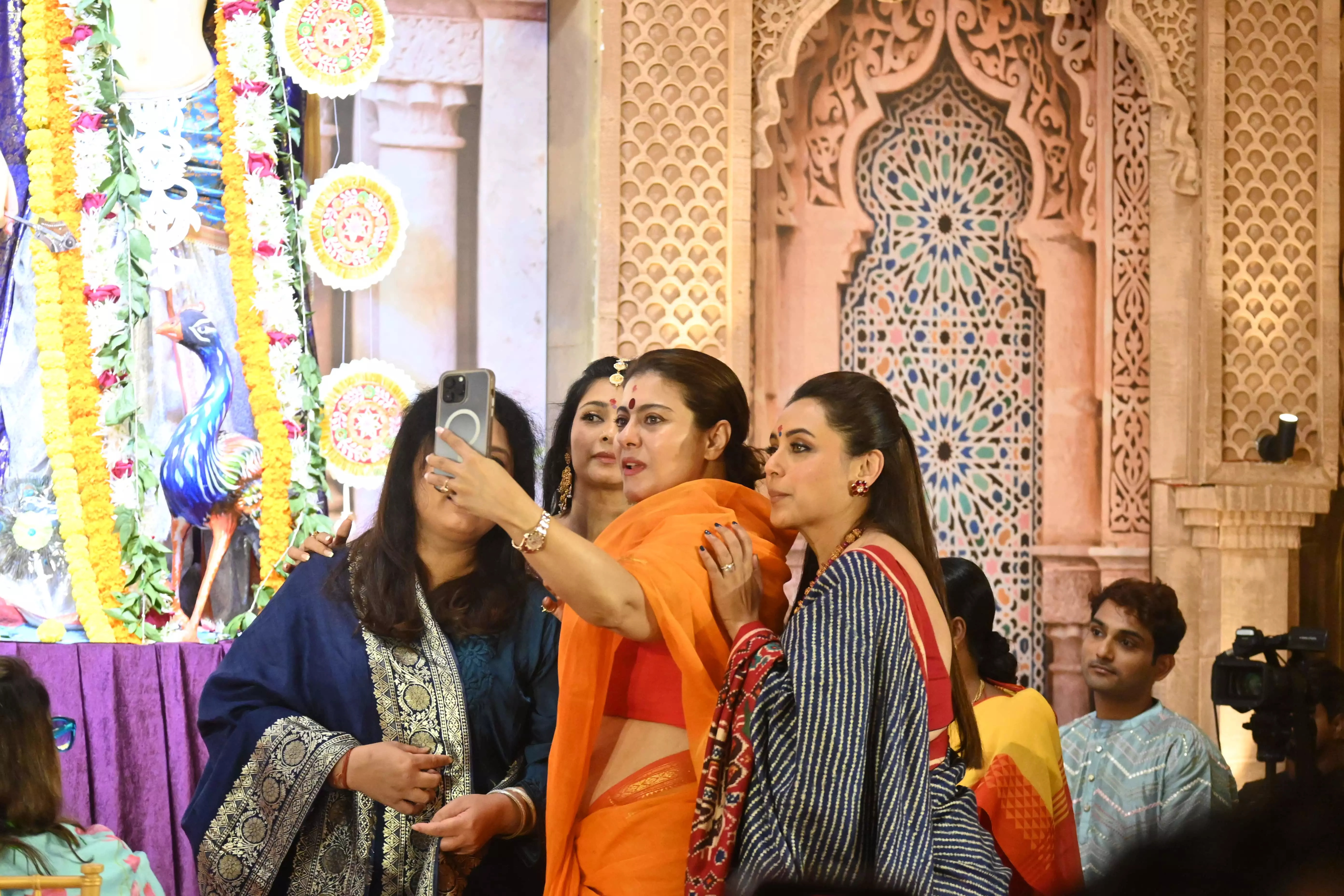 Rani Mukherji And Kajol Taking Selfie 