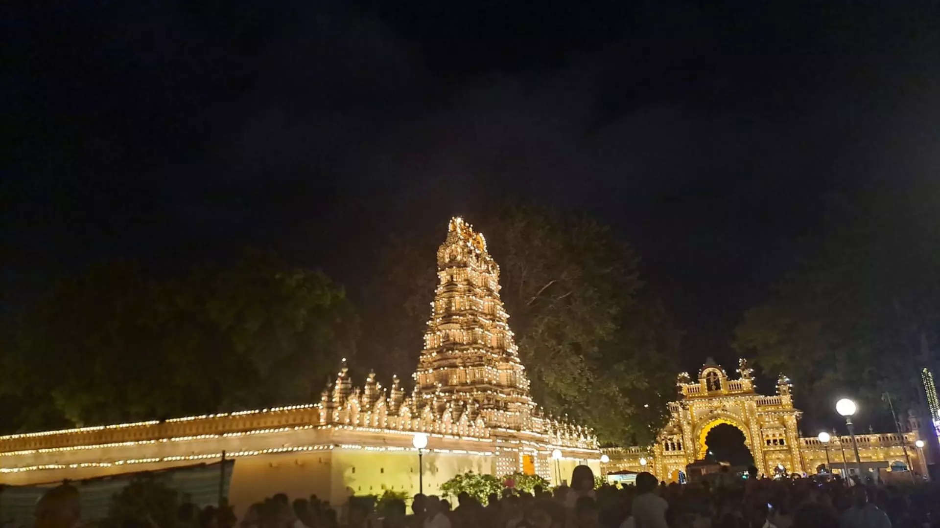 ದೀಪಾಲಂಕಾರವು ಪ್ರಮುಖ ಆಕರ್ಷಣೆಗಳಲ್ಲಿ ಒಂದು