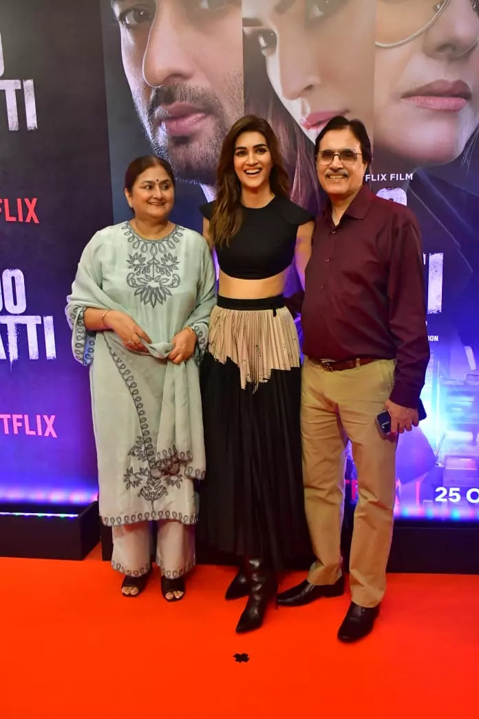 Kriti Sanon With Mom-Dad