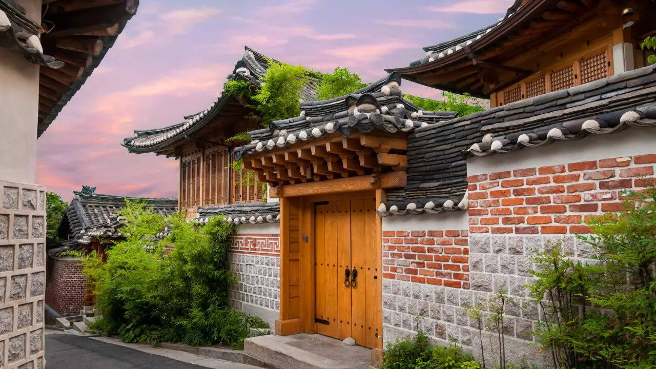 Tourist access will be restricted to specific areas of Bukchon from 5 pm to 10 am Tourist access will be limited to specific areas of Bukchon from 5 pm to 10 am