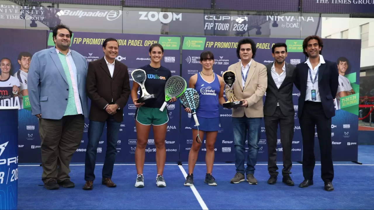 Ainize-Aitana with the dignitaries at the prize distribution ceremony