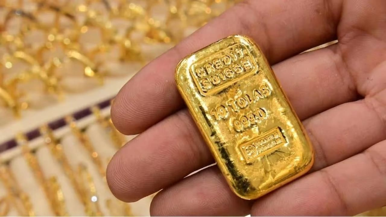 Gold Rate Today భారీగా తగ్గిన బంగారం ధరడిసెంబర్ 2 సోమవారం బంగారం ధరలు ఇవేతులం పసిడి ఏకంగా రూ 6000 తగ్గింది!