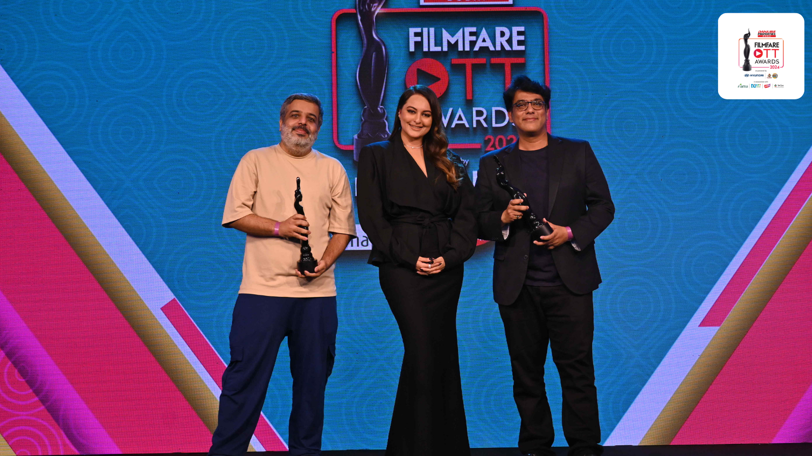 Sonakshi Sinha Graces The Filmfare Stage