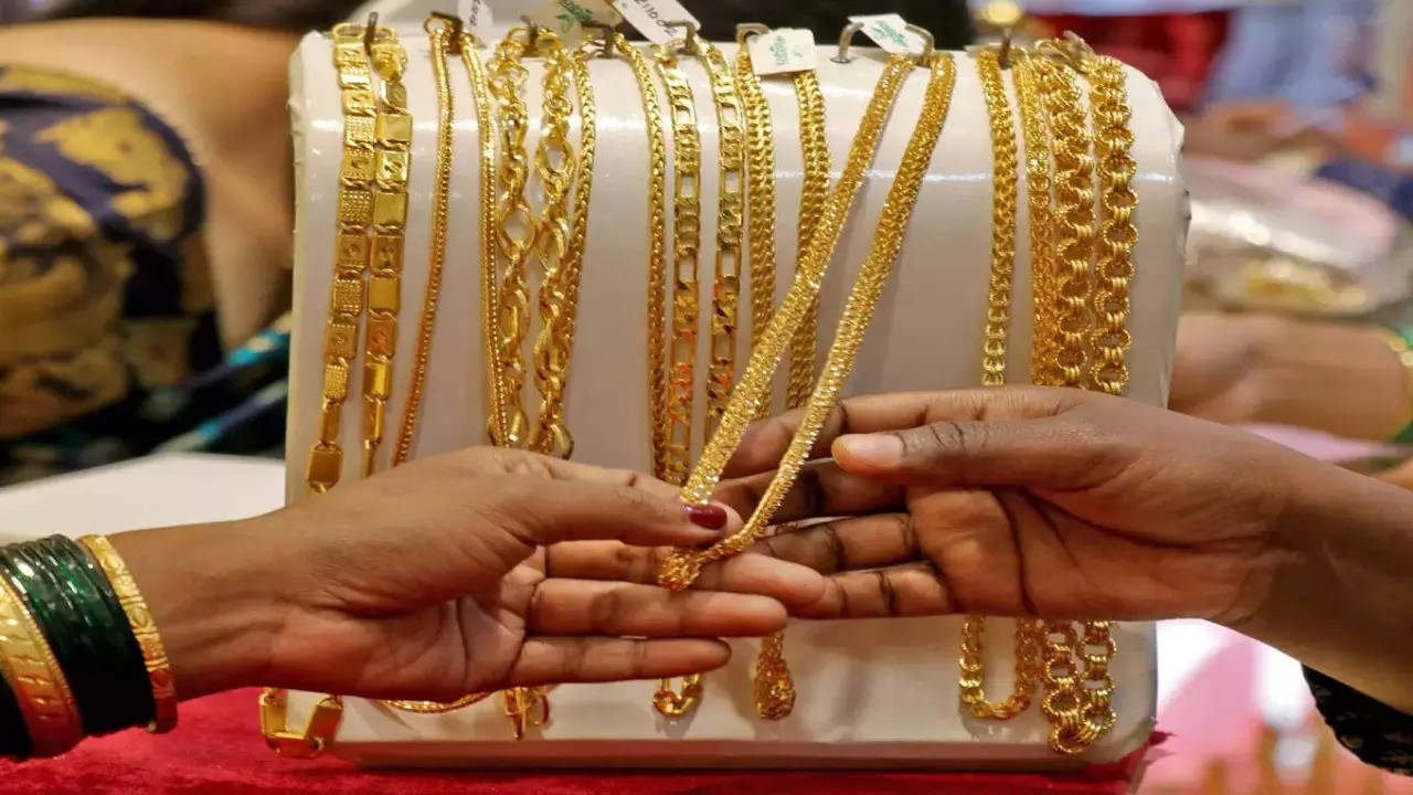 Gold Rate జనవరి 1 2025 నుంచి బంగారం ధరలు భారీగా పడే అవకాశంపసిడి ధర ఏకంగా రూ 10000 తగ్గే చాన్స్