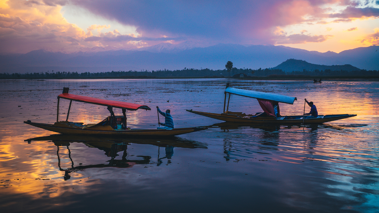 Dal Lake Srinagar Jammu  Kashmir