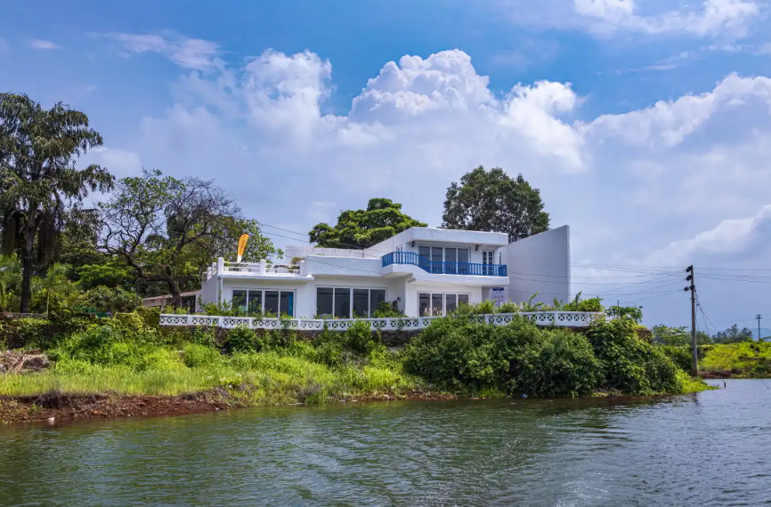 At Kairos Athena in Karjat you can go kayaking in the lake across from the villa