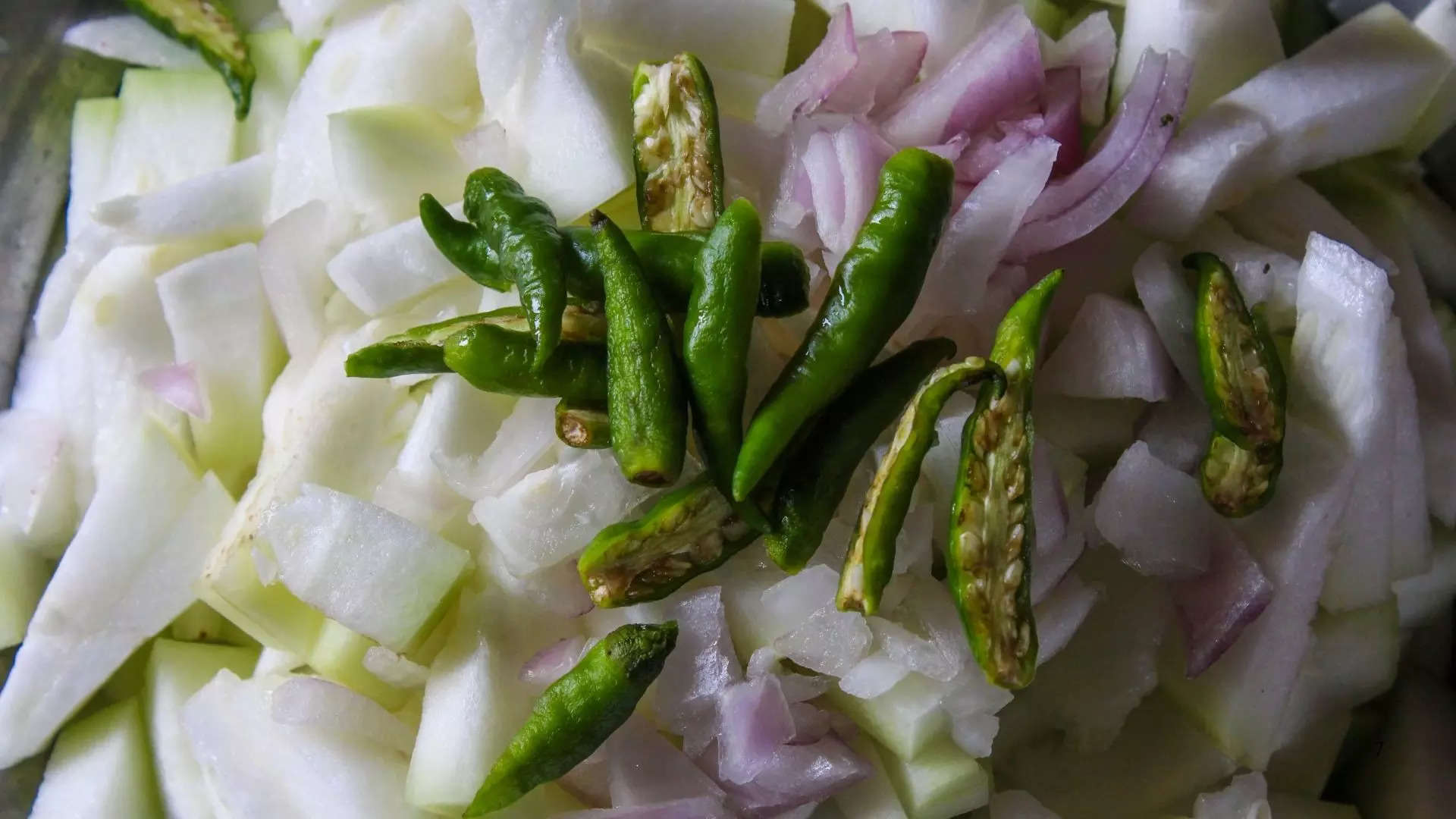 ಈರುಳ್ಳಿ ಮೆಣಸು ಹೆಚ್ಚಿಕೊಳ್ಳಿ