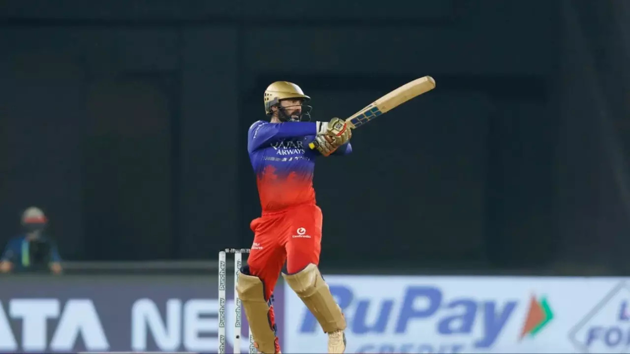 Dinesh Karthik- 18