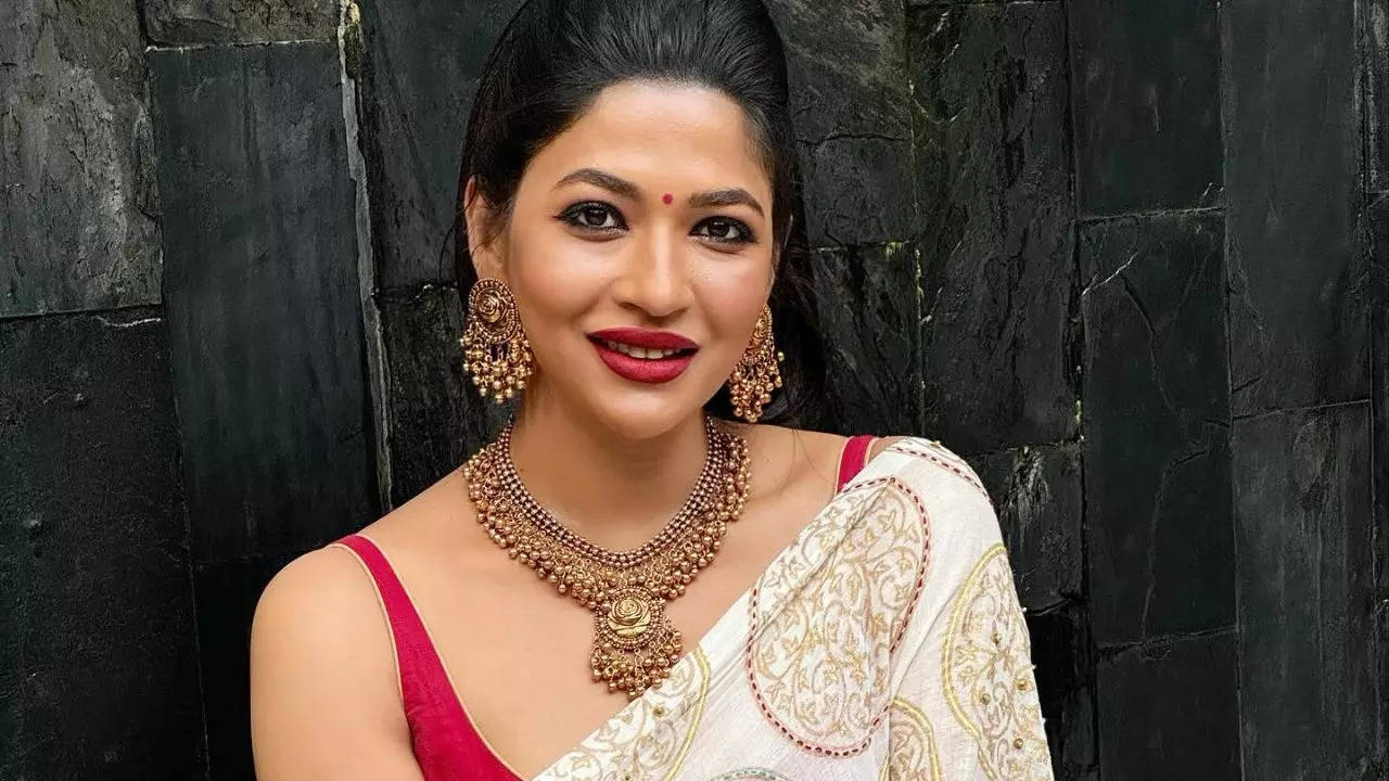 বিতর্কের জন্ম