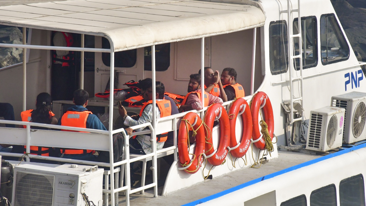 Mumbai Boat Tragedy Navy Orders Probe 105 Hospitalised and Several Missing - 10 Points