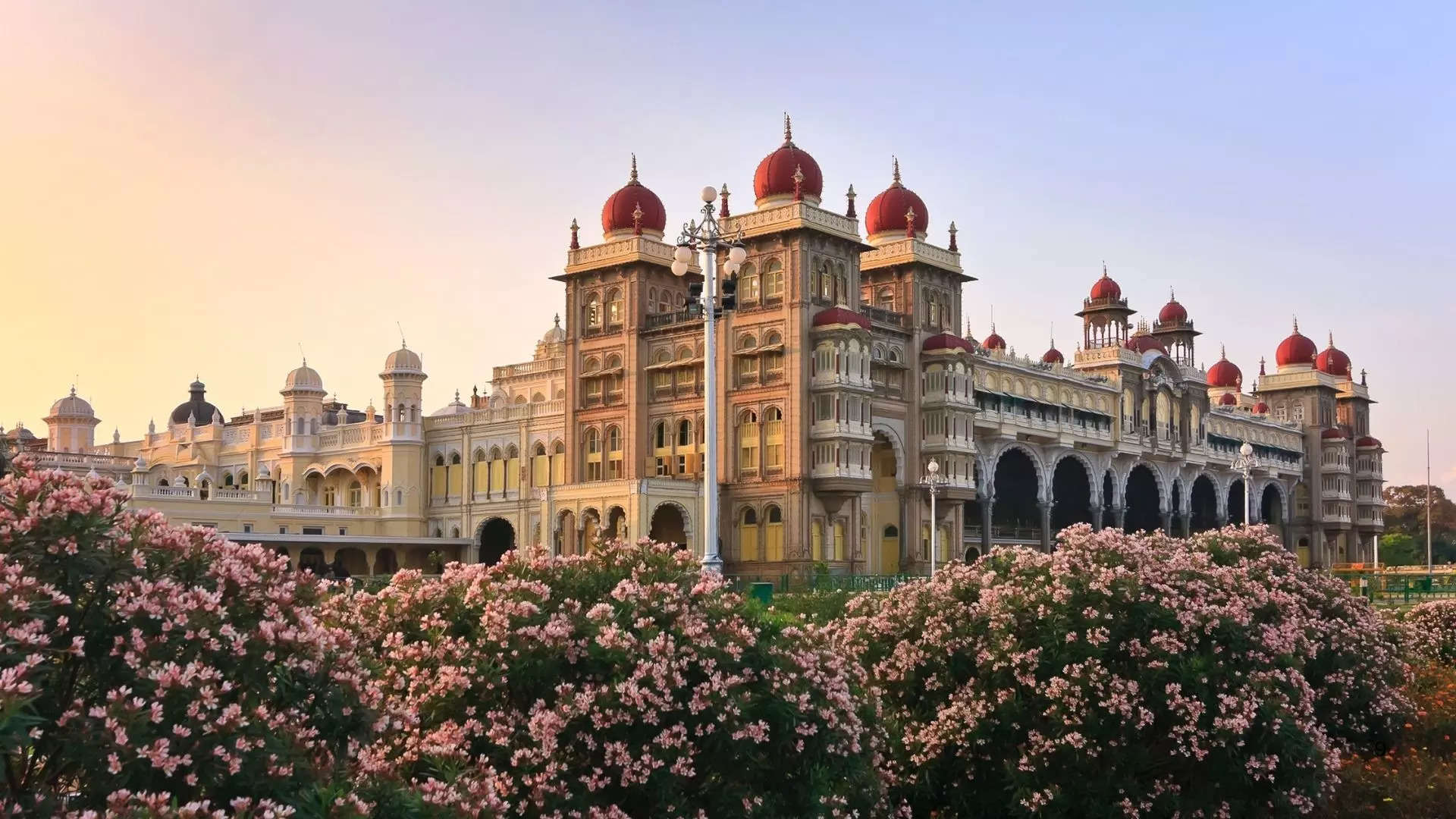 ಮೊದಲ ಸ್ಟಾಪ್ ಅರಮನೆ  