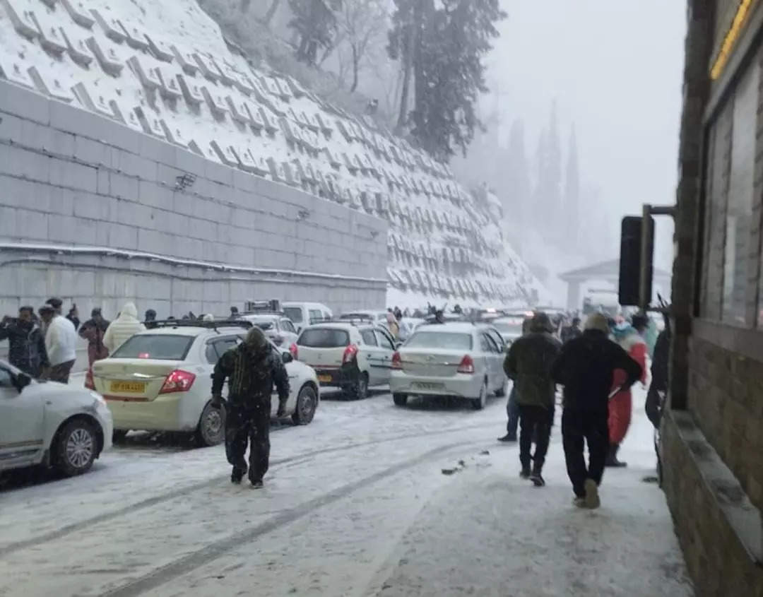 The Christmas rush led to poor traffic conditions in mountainous areas, with most cars not equipped for snowy conditions. credit x