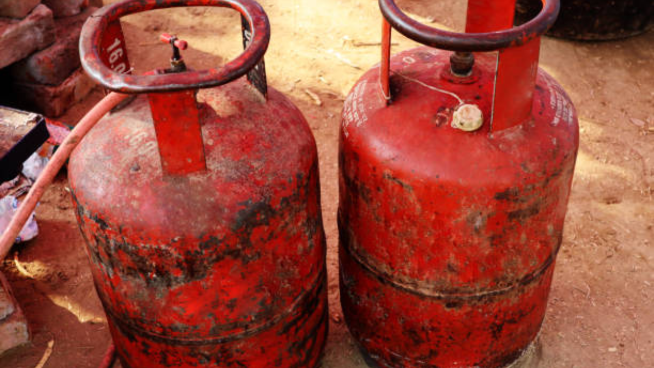 LPG Gas Cylinder Price in Hyderabad Today కొత్త ఏడాది భారీగా తగ్గిన ఎల్పీజీ గ్యాస్ సిలిండర్ ధరఎంత తగ్గిందో తెలిస్తే మహిళలు పండగ చేసుకుంటారు